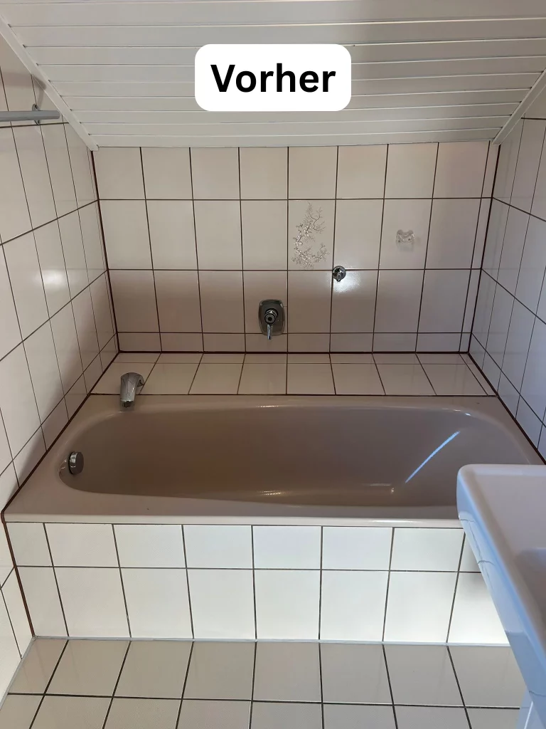 Altes Badezimmer mit Badewanne